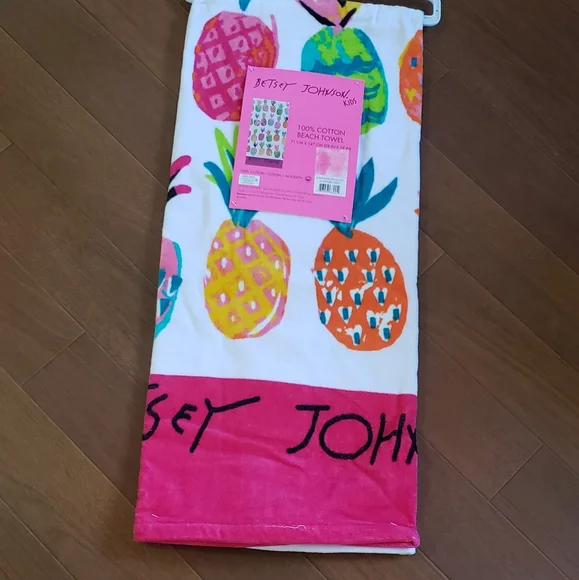 Betsey Johnson KIDS Beach towel - Picture 2 of 5